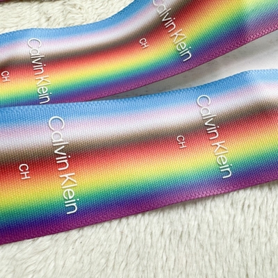 Des bandes iridescentes imprimées en silicone, des jupes et des rubans
