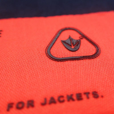Polyester 100% adapté aux besoins du client 3D Logo Screen Printing Clothing Labels