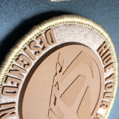 Adapté aux besoins du client s'assemblant le joint en caoutchouc de marque déposée avec l'insigne de silicone de couture de Velcro sur le dos