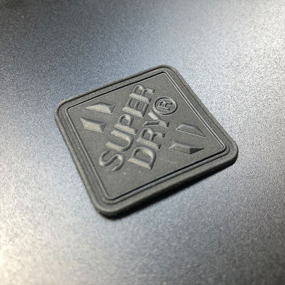 L'insigne en caoutchouc réfléchi fait sur commande a gravé l'insigne en refief de 3D TPU pour le tissu